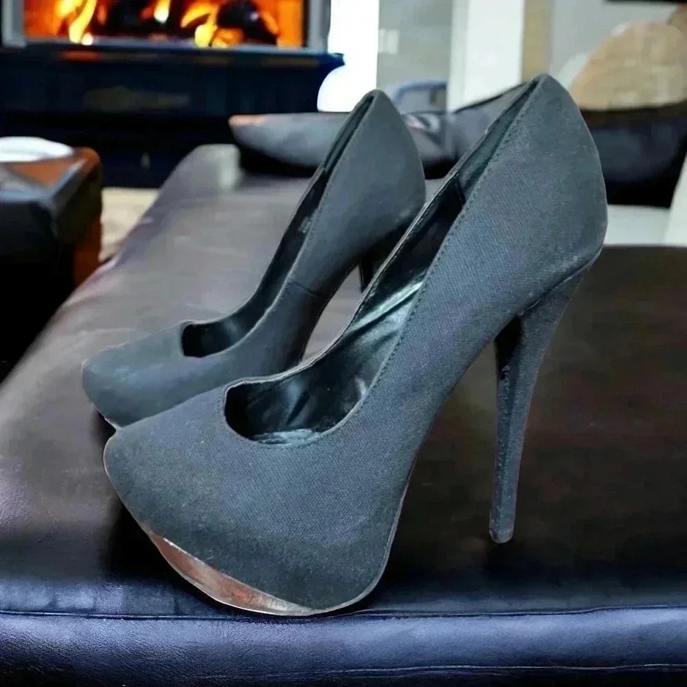 SHOE Dazzle Platform Heels. Size 8.5